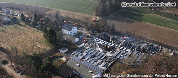 Großeinsatz: Brennende Lagerhalle in Villmar-Aumenau am 02.02.2012 - (c) www.kreisfeuerwehrverband.net