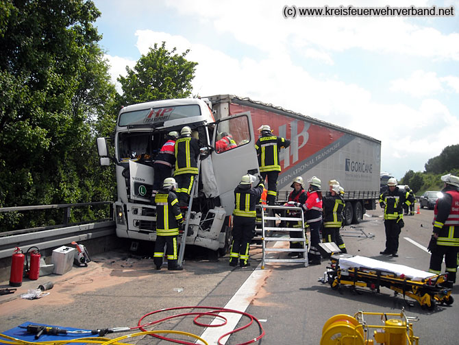 Lkw Unfall Fordert Zwei Verletzte Auf Der A