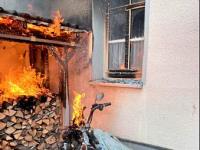 Holzschuppen geht in Flammen auf