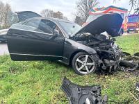 Mercedes-Fahrer prallt gegen Baum
