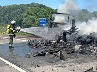 Wohnmobil geht in Flammen auf / Langer Stau auf der Autobahn