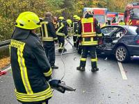 Schwerer Unfall: Pkw prallt in Gegenverkehr