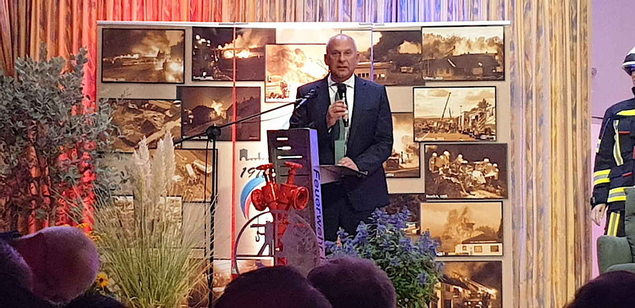 Innenminister Prof. Dr. Roman Poseck beim Festkommers zum 50-jährigen Bestehen des Kreisfeuerwehrverbandes Limburg-Weilburg. Foto: KFV-BR