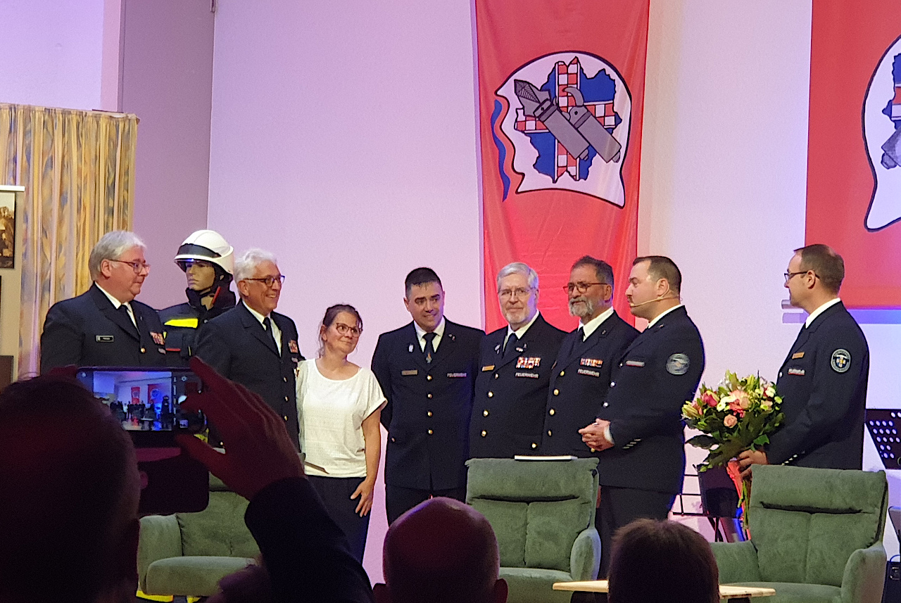 Ehrung von Thomas Schmidt beim Festkommers zum 50-jährigen Bestehen des Kreisfeuerwehrverbandes Limburg-Weilburg. Foto: KFV-BR