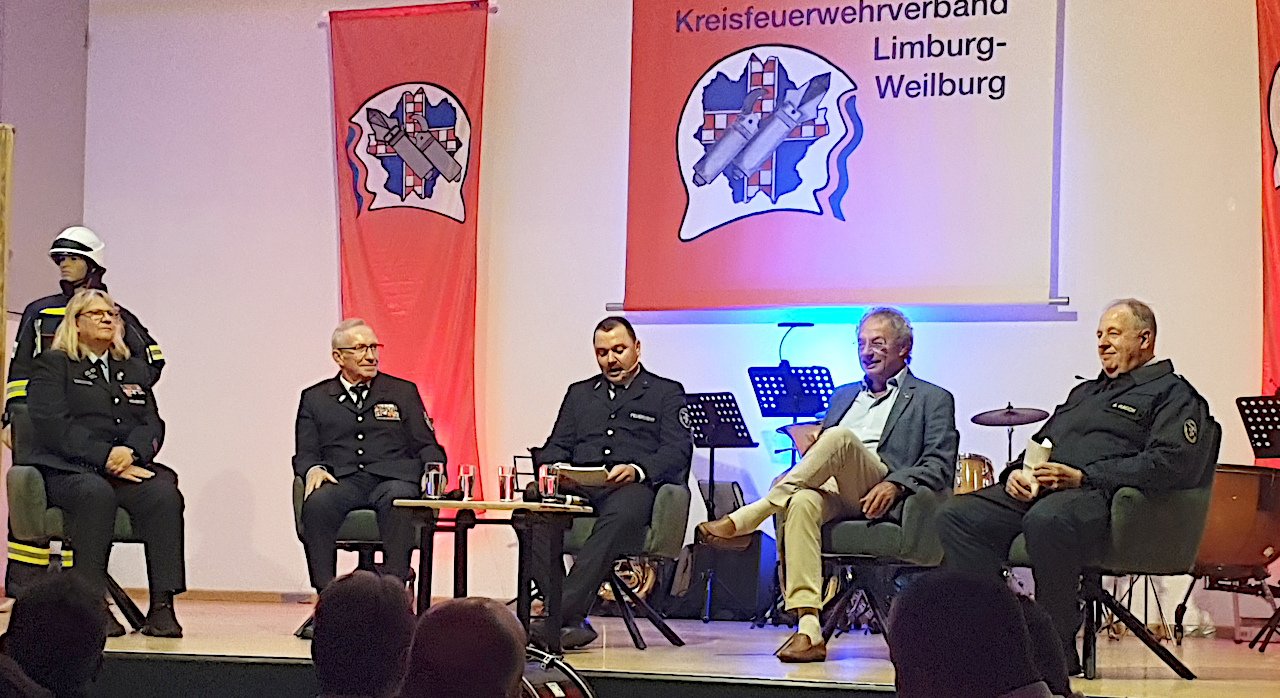Gesprächsrunde mit den ehemaligen Führungskräften beim Festkommers zum 50-jährigen Bestehen des Kreisfeuerwehrverbandes Limburg-Weilburg. Foto: KFV-BR