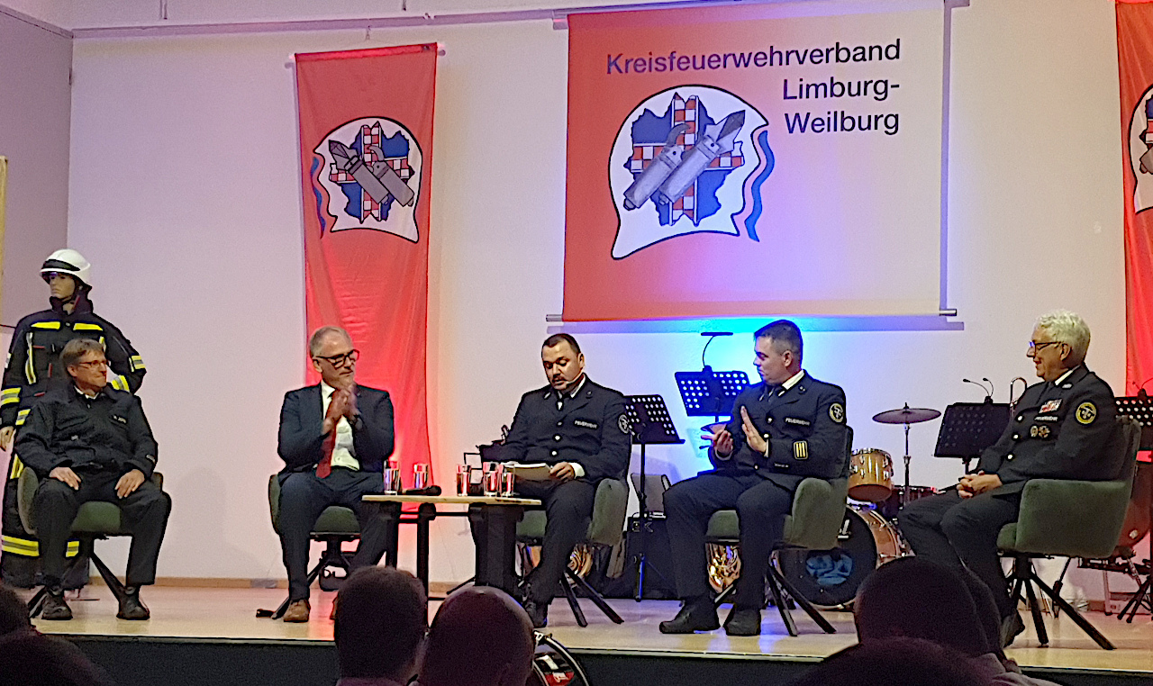 Gesprächsrunde mit den aktuellen Führungskräften beim Festkommers zum 50-jährigen Bestehen des Kreisfeuerwehrverbandes Limburg-Weilburg. Foto: KFV-BR