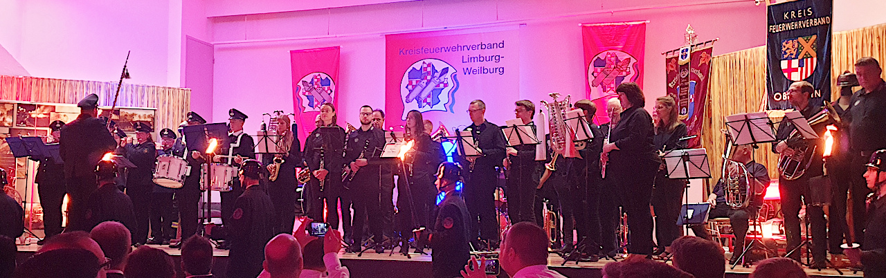 Großer Zapfenstreich beim Festkommers zum 50-jährigen Bestehen des Kreisfeuerwehrverbandes Limburg-Weilburg. Foto: KFV-BR