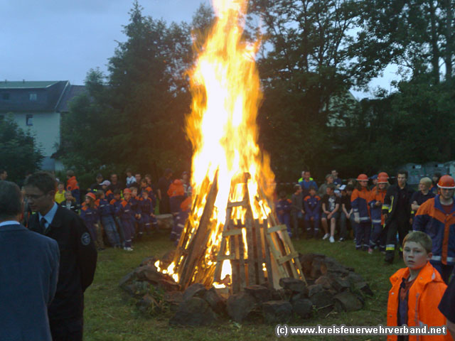 Zeltlager der Jugendfeuerwehren aus dem Landkreis Limburg-Weilburg auf dem Platz vor der Thalheimer Mehrzweckhalle (c) KFV Lbg-Wel