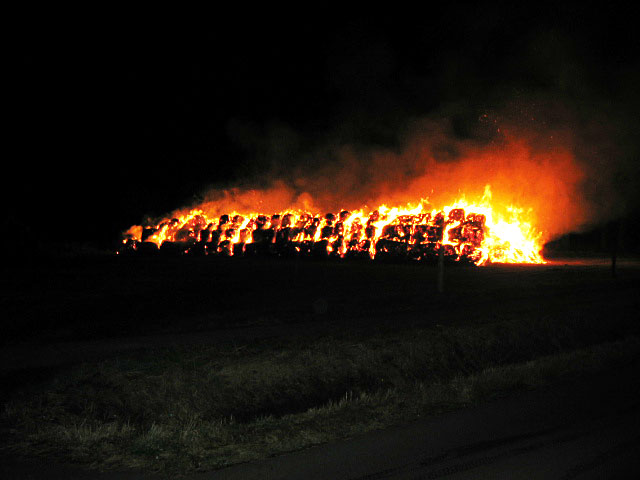 Strohballenbrand Foto: FF Isernhagen