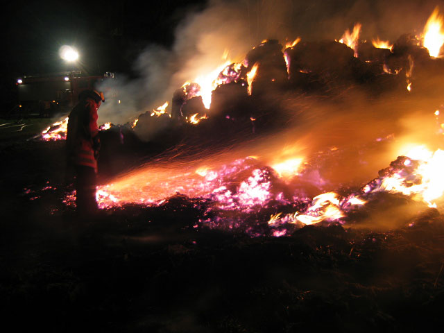 Strohballenbrand Foto: FF Isernhagen