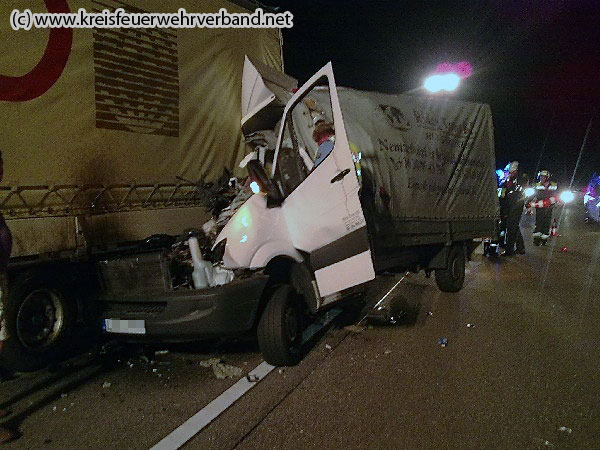 Unfall A3 Elzer Berg am 18.07.2010 - ungarischer Klein-Lkw der Sprinter-Klasse