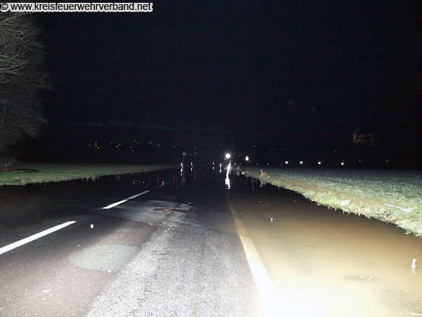 Hochwasser 08.01.2011, 18:30 Uhr, Eschhofen, Straße von Eschhofen in Richtung Dehrn hinter Emsbachbrücke © KFV-LW