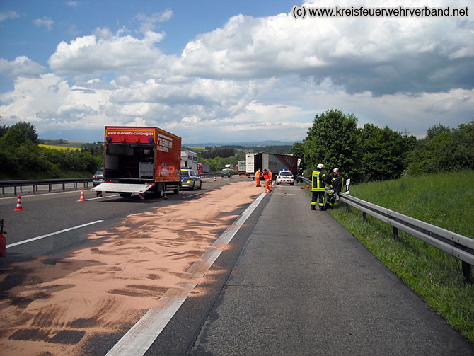 Aufgrund der ausgelaufenen Betriebsstoffe, die mit Bindemittel abgestreut wurden, blieb den Autofahrern zweitweise nur eine Fahrspur in Richtung Norden (Foto: Feuerwehr Bad Camberg)