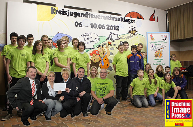 Sabine Zanger und Frank Pingitzer von der Kreissparkasse Limburg – Filiale Brechen –ist es eine Freude, das Kreisjugendfeuerwehrzeltlager 2012 in Werschau zu unterstützen