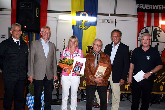 Bild (v.l.n.r.): Kreisfeuerwehrverbandsvorsitzender Thomas Schmidt, Bürgermeister Horst Kaiser, Nicole und Helmut Laux (Fa. Feuerschutz Laux), Landrat Manfred Michel, Walter Schaaf (Fa. Bosch-Service Fay&Schaaf)