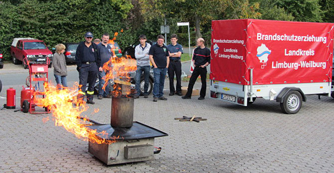 Seminar „Unterweisung Feuerlöschtrainer und Anhänger Brandschutzerziehung“ des Fachbereiches Brandschutzerziehung/Brandschutzaufklärung am 22.09.12 im Feuerwehrhaus Mensfelden