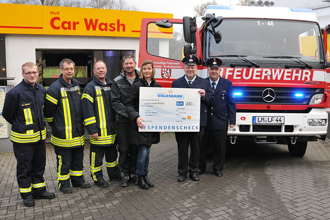 Übergabe Spendenscheck durch die Tankstelle Alfred Kremer GmbH an die FF Niederbrechen - Bild: EHP/Peter Ehrlich/FOTO-EHRLICH.de