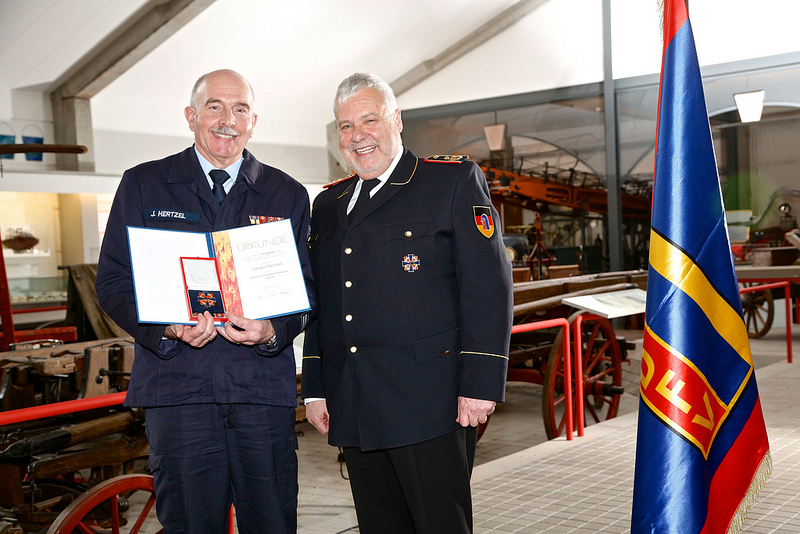 130226 dfv ehrung j hertzel ehrenkreuz