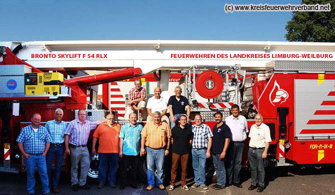 Bild: Delegation des Kreisfeuerwehrverbandes Limburg-Weilburg und einigen Stadt- und Gemeindebrandinspektoren bei der Abholung des Bronto Skylift beim deutschen Vertriebsbüro des Herstellers in Berghülen bei Ulm
