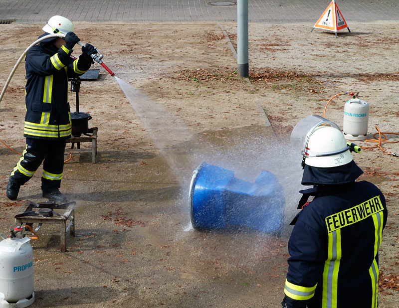 Mit einem Schlag zog sich das eigentlich stabile Fass völlig zusammen. „Das geschieht durch das rasche Abkühlen des zuvor erwärmten Inhalts durch das Löschwasser“, erklärte Arndt Preußer sein Großexperiment.