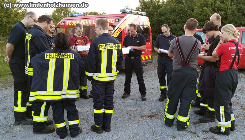 Feuerwehrleute aus Lindenholzhausen, Oberbechen, Offheim und Staffel trafen sich am Rettungsplatz 1 des ICE-Tunnels in Limburg