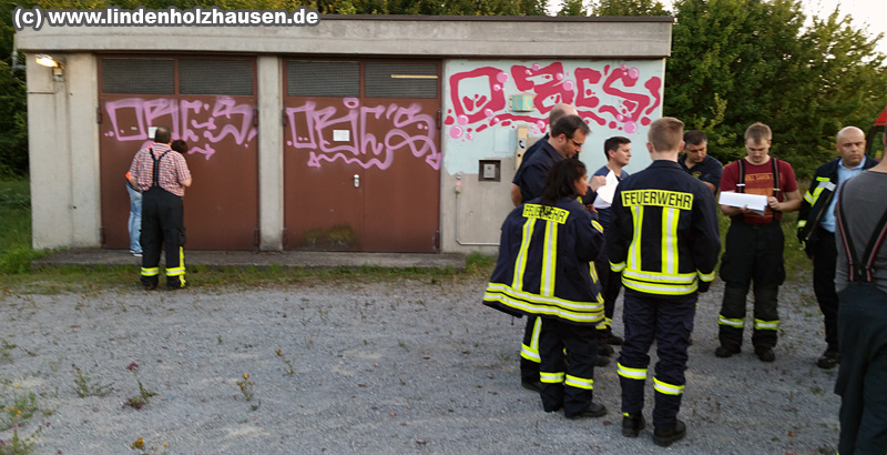 Feuerwehrleute aus Lindenholzhausen, Oberbechen, Offheim und Staffel trafen sich am Rettungsplatz 1 des ICE-Tunnels in Limburg