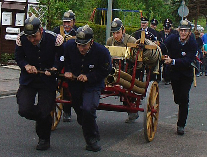 Die 2002 restaurierte Fladerspritze aus Werschau wurde öfters auch bei Festzügen mitgeführt, hier 2005 beim Fest „100 Jahre FF Kirberg“ - © Feuerwehr Werschau