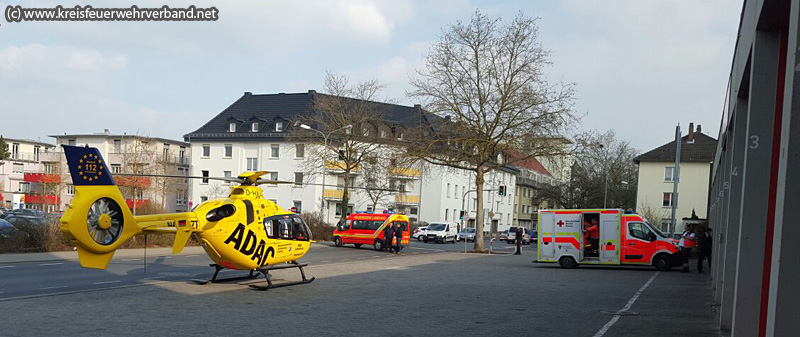 Hubschrauber landet vor der Feuerwache Limburg