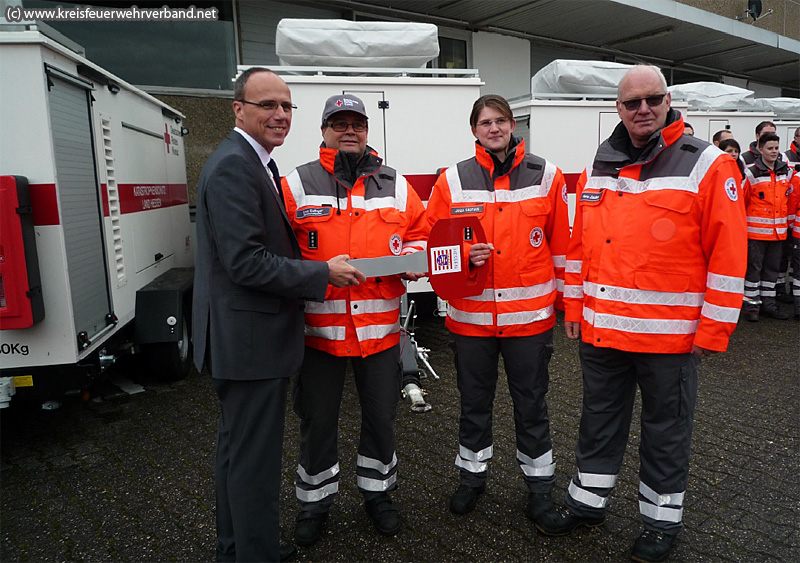 Innenminister Peter Beuth übergibt 52 neue Notstromaggregate-Anhänger