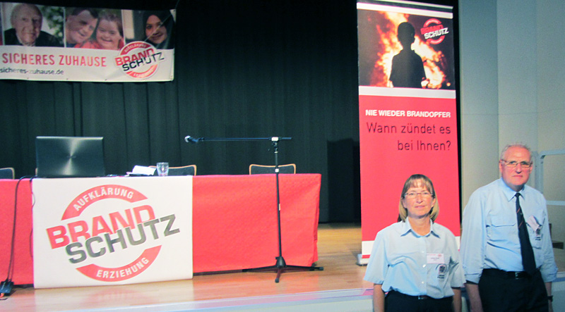 Heribert Wittayer und Ulrike Kloft vom Fachbereich Brandschutzerziehung/-aufklärung des Kreisfeuerwehrverbandes Limburg-Weilburg e.V.