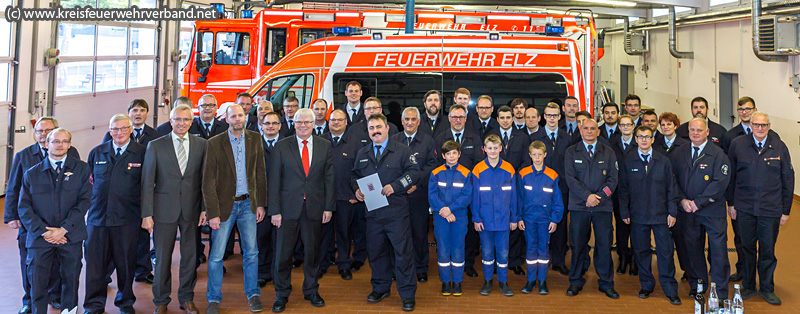 Eine ganz besondere Auszeichnung ging an die Mannschaft der Elzer Feuerwehr, die von Werner Koch Staatssekretär im Hessischen Innenministerium, als „Feuerwehr des Monats“ ausgezeichnet wurde.  