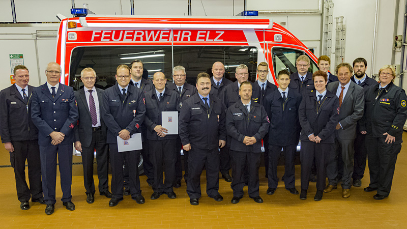 Eine große Reihe von Ehrungen und Beförderungen gab es bei der Gemeinsamen Jahreshauptversammlung der Elzer Feuerwehren. Im Bild Dritter von links Bürgermeister Horst Kaiser, Dritter von rechts Landrat Manfred Michel und Gemeindebrandinspektor Hilmar von Schenck (im Bild Achter von links).