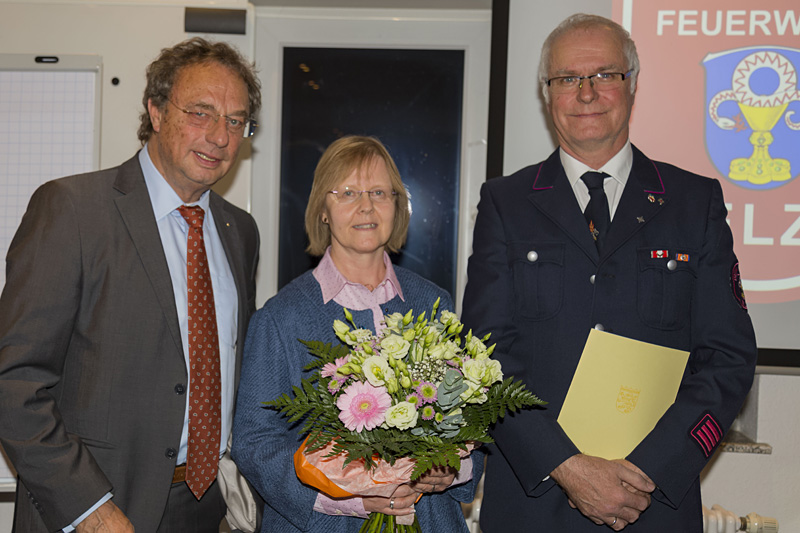 Norbert Eufinger (im Bild mit Ehefrau Bärbel) erhält den Landesehrenbrief aus den Händen von Landrat Manfred Michel - Foto: Sascha Braun