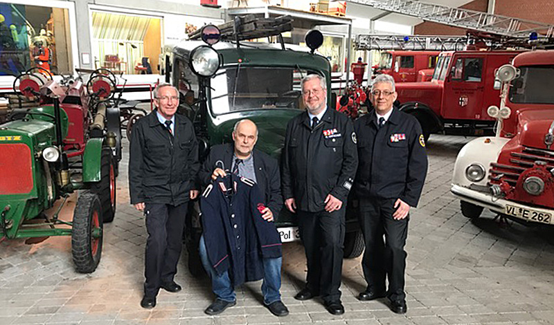 Bild (v.l.n.r.): Franz-Josef Sehr (ehem. Verbandsvorsitzender), Rolf Schamberger (Museumsleiter), Michael Kintscher (Wehrführer FF Dillhausen) und Thomas Schmidt (Verbandsvorsitzender)