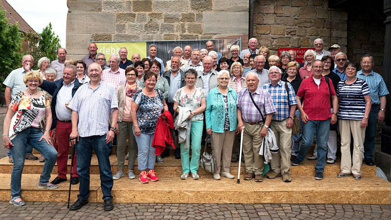 Teilnehmer vor dem deutschen Weintor in der südpfälzischen Weinbaugemeinde Schweigen-Rechtenbach - Foto © Helmut Jäger
