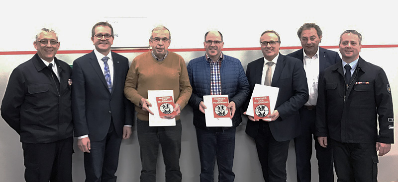 Bild (v.l.n.r.):  Verbandsvorsitzender Thomas Schmidt, Bürgermeister Thomas Scholz, Geschäftsführer Dieter Hermann (Hermann-Automation), Prokurist Bernd Streng (ROKA-Werk), Geschäftsführer Stefan Orth (Beck & Heun), Landrat Manfred Michel, Wehrführer Christoph Eule