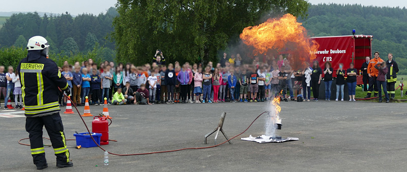 180609 ff huenfelden brandschutzerziehung fettexplosion