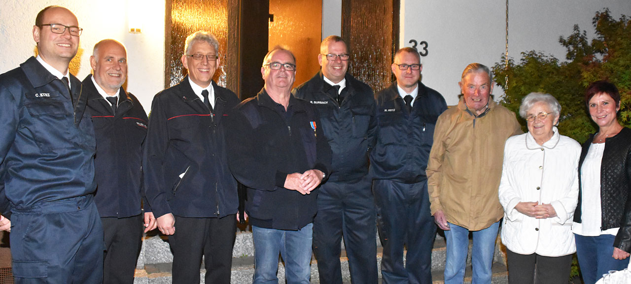 Die Familie Thies freut sich mit den Feuerwehr-Führungskräften aus Bad Camberg und den Vertretern des Kreisfeuerwehrverbandes über die Ehrung