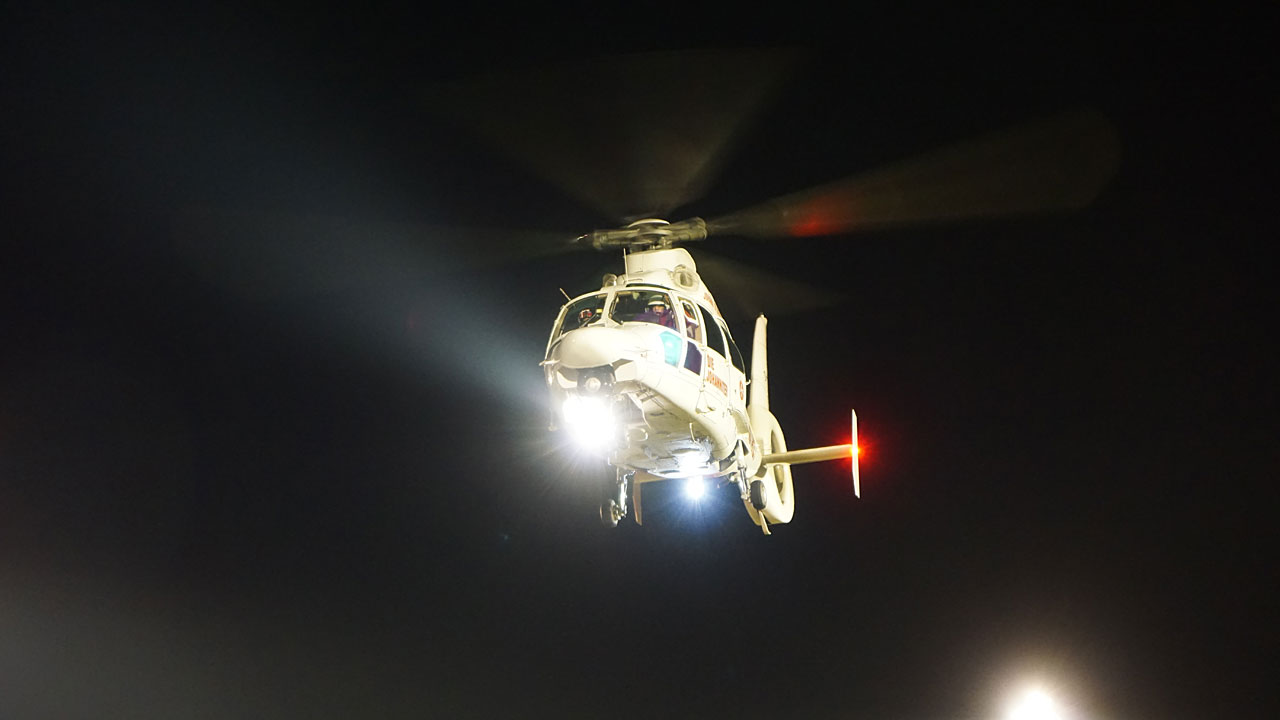 Die Besatzung des Rettungshubschraubers, bestehend aus Pilot, Arzt und Notfallsanitäter hat den Patienten übernommen und fliegt ihn zu einer Klinik © Feuerwehren der Stadt Bad Camberg