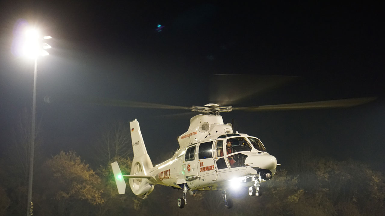 Die Besatzung des Rettungshubschraubers, bestehend aus Pilot, Arzt und Notfallsanitäter hat den Patienten übernommen und fliegt ihn zu einer Klinik © Feuerwehren der Stadt Bad Camberg