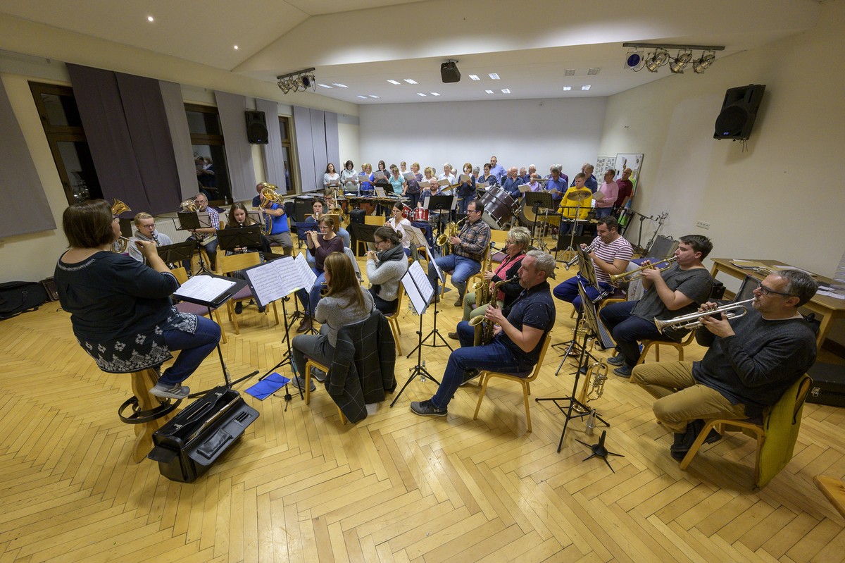 Die Vorfreude bei den Musikern und Chormitgliedern fiebert dem Konzert entgegen – im Vordergrund der Musikzug der Freiwilligen Feuerwehr Oberbrechen – im Hintergrund der gemischte Chor des Quartettvereins Villmar – das Konzert findet in NIEDERBRECHEN in der Kulturhalle statt