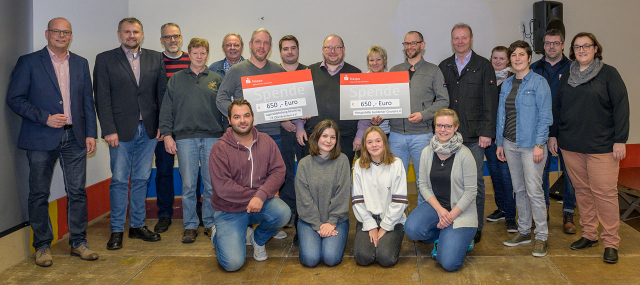 Mit Musik von Herzen Freude schenken, das war das Anliegen des Musikzuges der Freiwilligen Feuerwehr Oberbrechen hier mit den Bürgermeistern Frank Groos, Bernd Hartmann und Jens Peter Vogel sowie Pfarrer Bastian Michailoff für den Hospizverein sowie Jens Arthen für die Jugendarbeit des Vereins – hier zu sehen mit Mitgliederinnen und Mitgliedern des Musikzuges