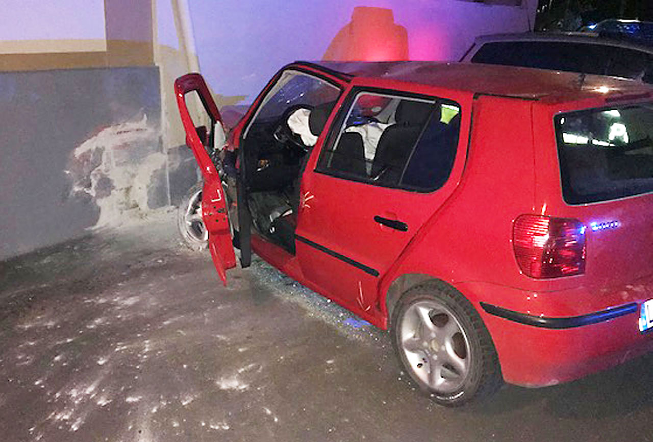 Die Fahrertür des PKWs musste von der Feuerwehr geöffnet werden, damit dieser das Fahrzeug verlassen konnte. Die Airbags haben ausgelöst, das Vorderrad ist abgebrochen und die Hauswand ist beschädigt - Quelle Bilder: Stadtbrandinspektor Richard Burbach