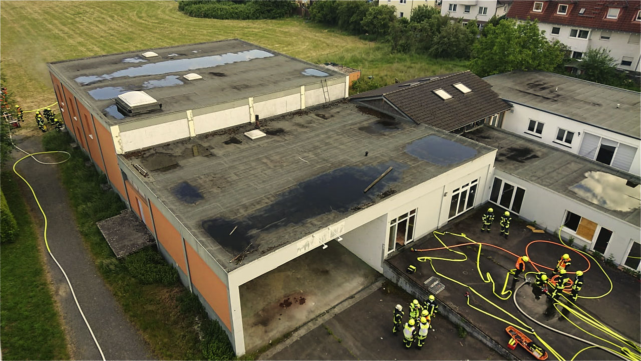 Das weitläufige Gebäude war verqualmt und eine Person musste gesucht werden. Mehrere Atemschutztrupps waren erforderlich. Foto: Markus Ickenroth (FF Bad Camberg)
