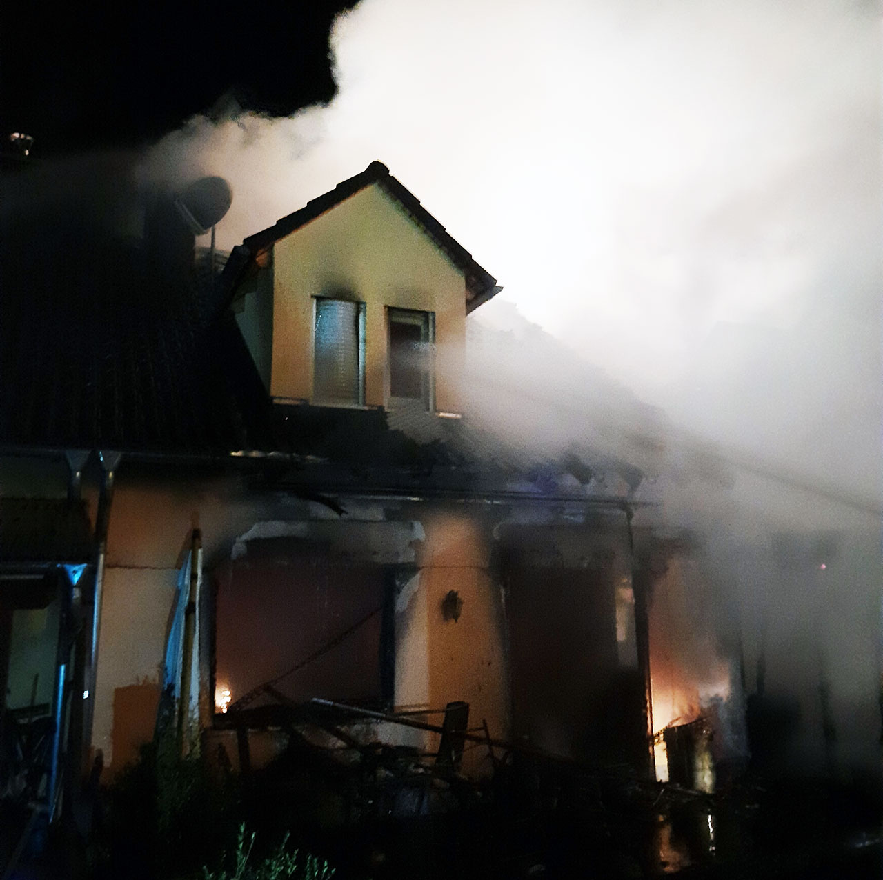 201010 ff bad camberg wohnhausbrand 