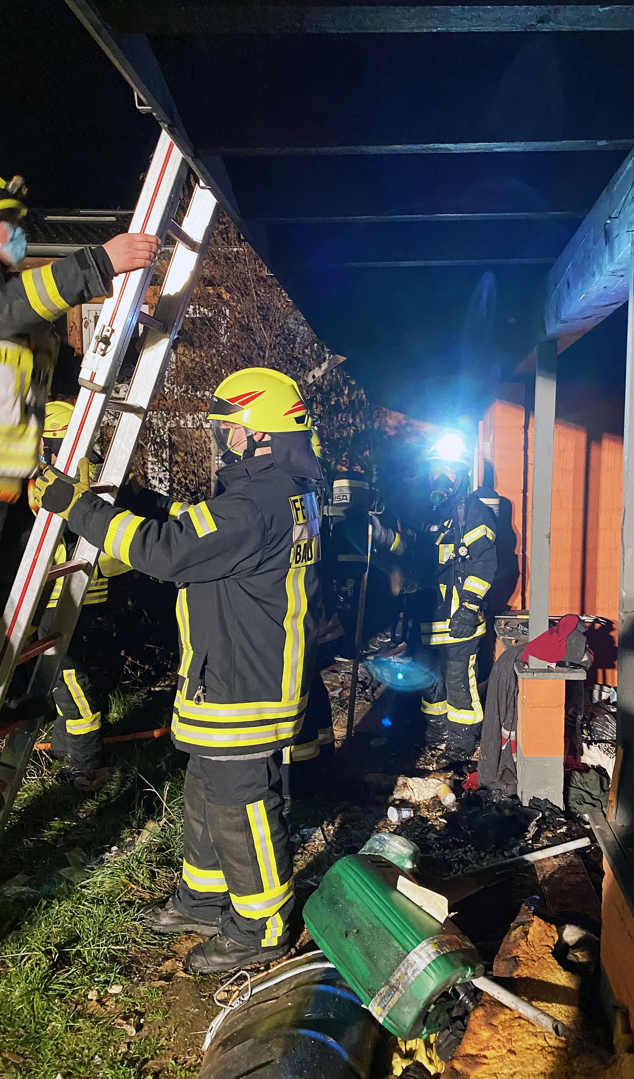 Einsatzkräfte bei der Brandbekämpfung in der Lahnstraße