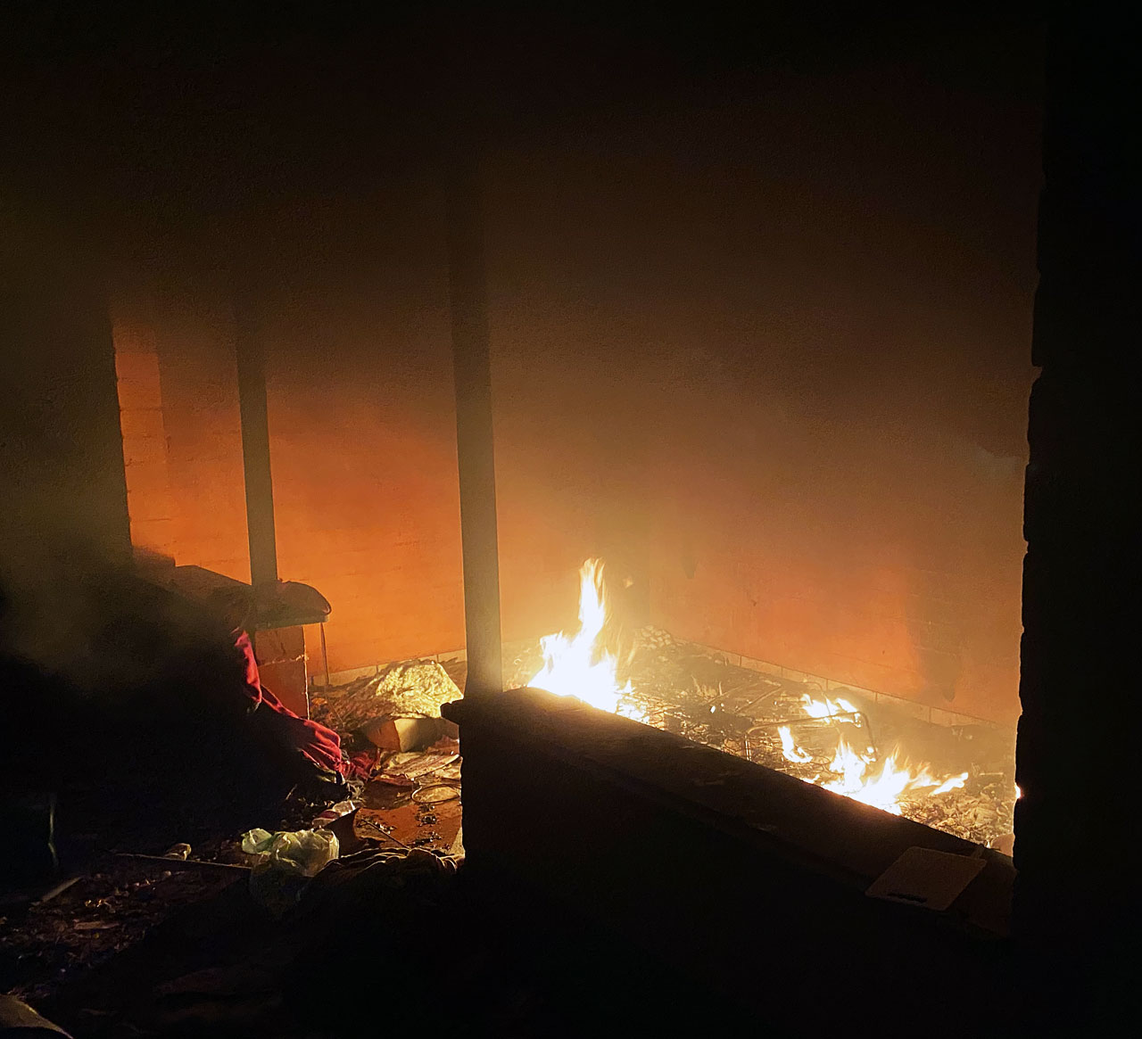Es brennt Gerümpel, vermutlich vorsätzliche Brandstiftung