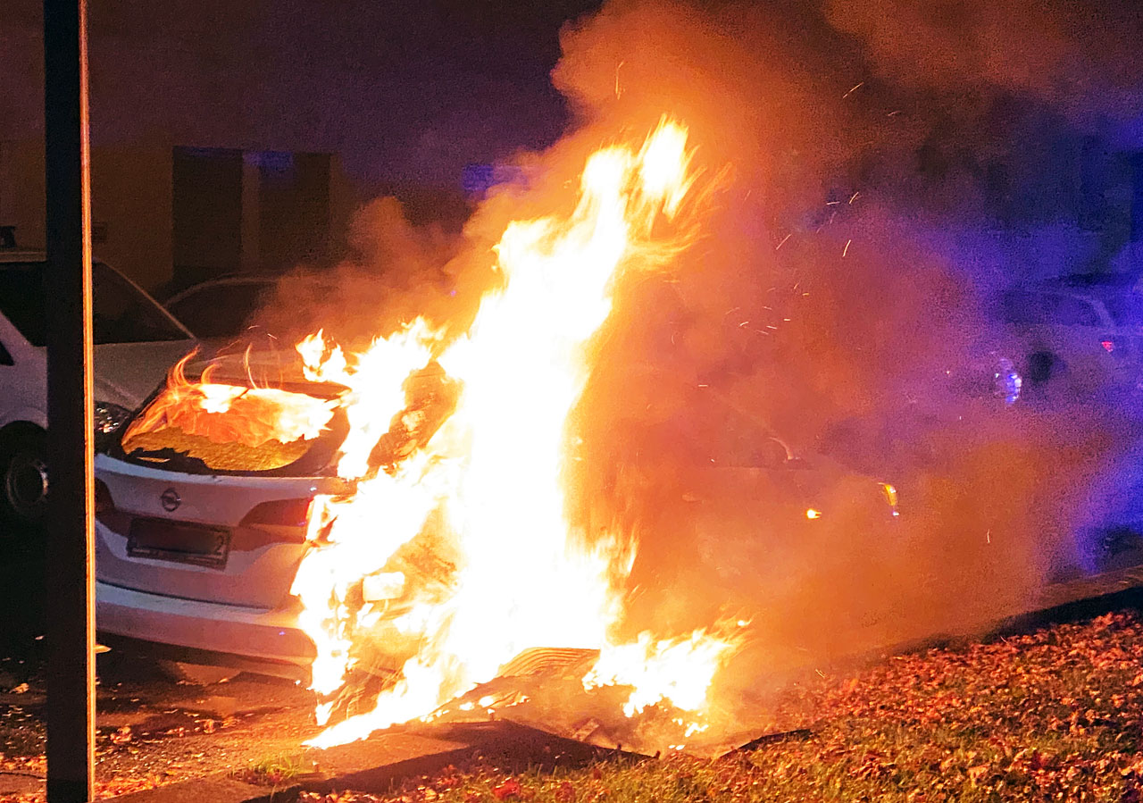 Der lichterloh brennende Stromkasten hat den davor geparkten PKW ebenfalls in Brand gesetzt. Die Bahnhofstraße war ohne Strom.