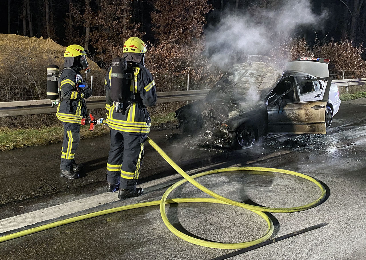 Die Löscharbeiten erfolgten unter Atemschutz. Beim Brand eines Autos entstehen hochgiftige Brandgase, vor denen sich die Einsatzkräfte schützen.