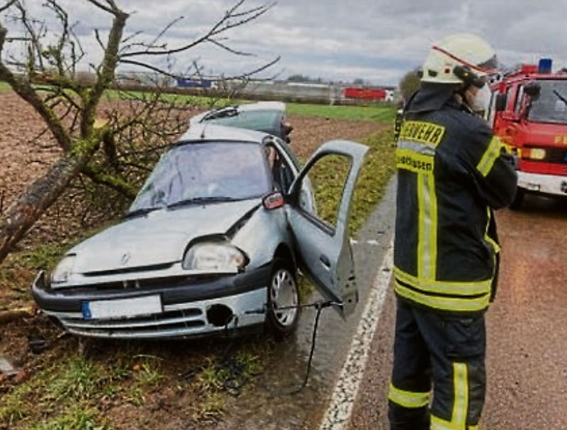 Die Feuerwehrkräfte aus Limburg und Lindenholzhausen mussten die Türen des Unfallfahrzeuges aufbrechen, um die verletzten Frauen zu befreien. foto: klaus-dieter häring